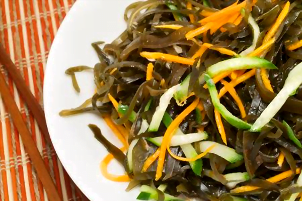 chinese seaweed salad with carrot